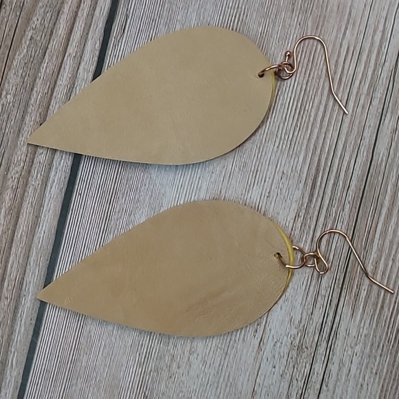 THREE TIERED GOLDEN YELLOW TEARDROP EARRINGS - Picture 4 of 6